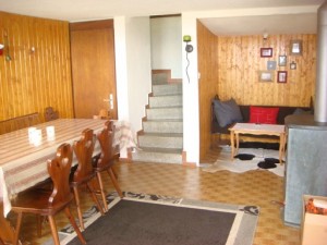 salon, salle à manger, avec cuisine sur la droite